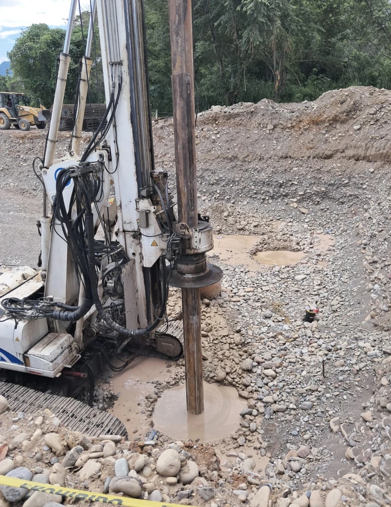 Puente Garcés · perforación en terreno de boleos al pie del puente